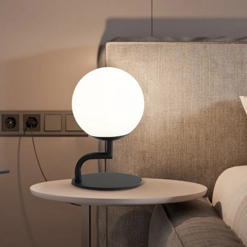Modernistische LED-nachttafellamp Zwarte bol plug- bureaulamp met opaalglazen kap Clearhalo