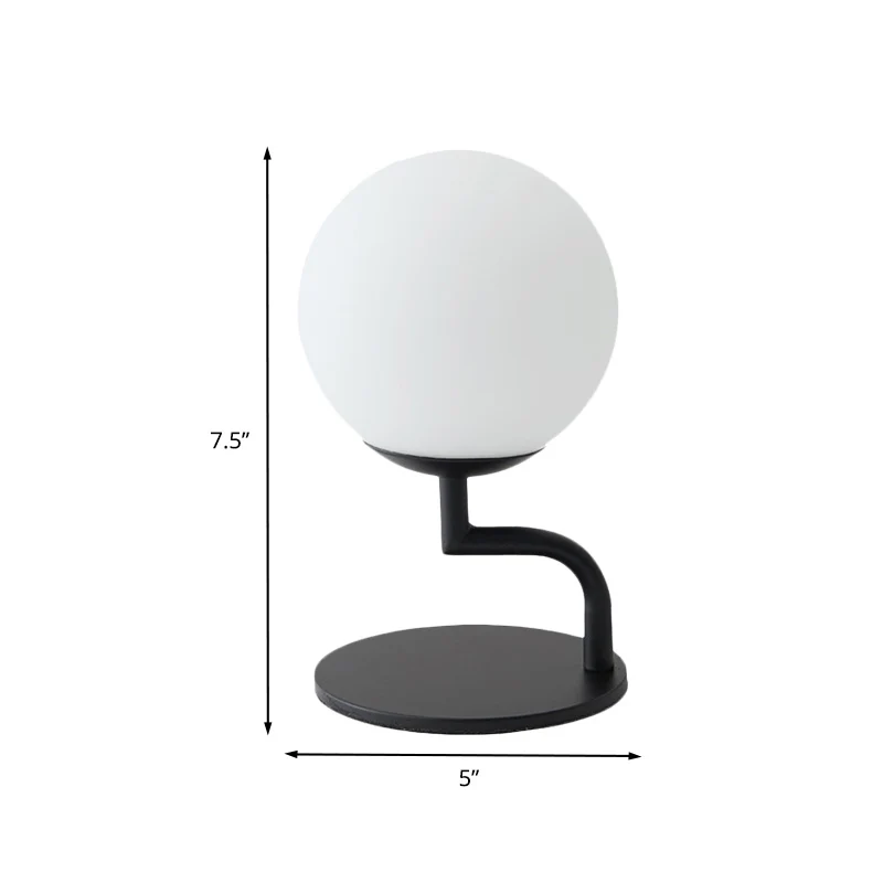 Modernistische LED-nachttafellamp Zwarte bol plug- bureaulamp met opaalglazen kap Clearhalo