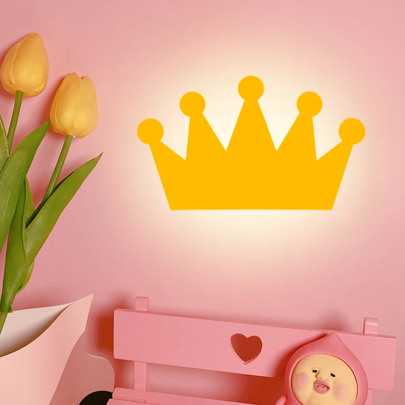 Mooie Cartoon Crown Wandlamp Hout Energiebesparende LED-wandkandelaar voor kinderslaapkamer Clearhalo