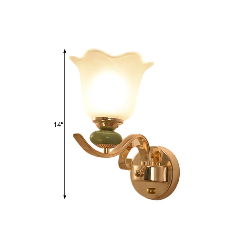 Nachtkastje met bloemenverlichting Retrostijl melkachtig glas 1/2-lichts goudkleurige wandlamp met scrollarm Clearhalo