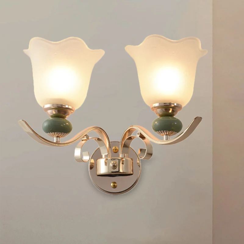 Nachtkastje met bloemenverlichting Retrostijl melkachtig glas 1/2-lichts goudkleurige wandlamp met scrollarm Clearhalo