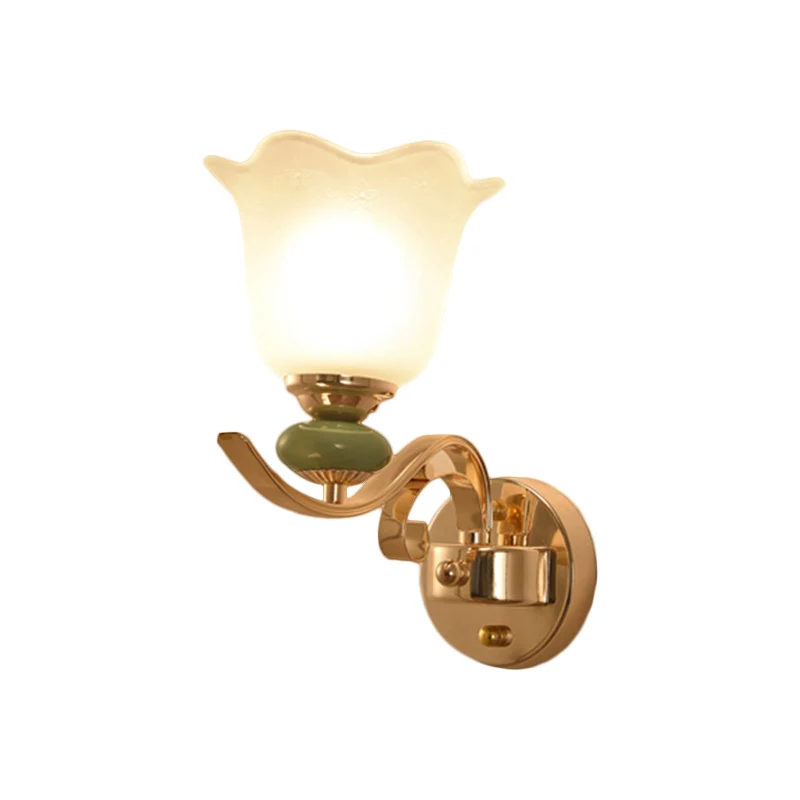 Nachtkastje met bloemenverlichting Retrostijl melkachtig glas 1/2-lichts goudkleurige wandlamp met scrollarm Clearhalo