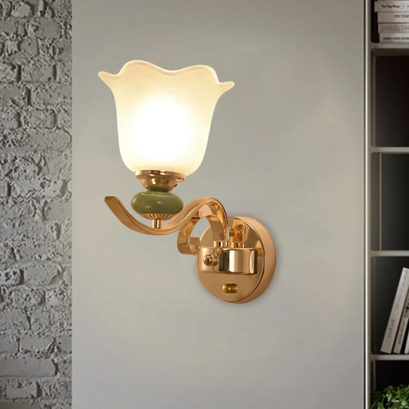 Nachtkastje met bloemenverlichting Retrostijl melkachtig glas 1/2-lichts goudkleurige wandlamp met scrollarm Clearhalo