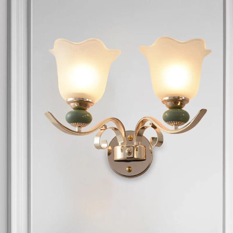 Nachtkastje met bloemenverlichting Retrostijl melkachtig glas 1/2-lichts goudkleurige wandlamp met scrollarm Clearhalo