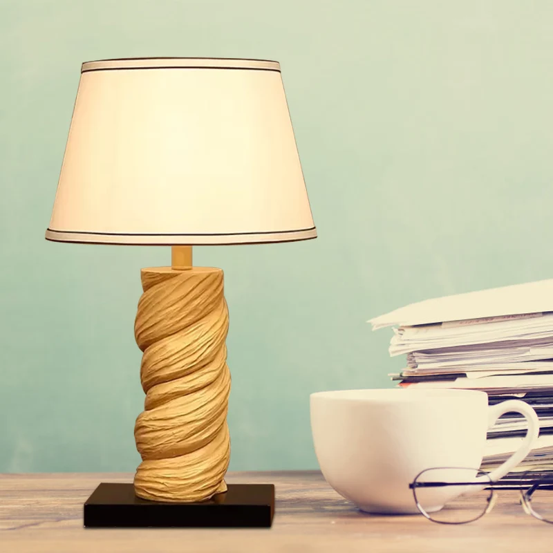 Nachtkastje van conische stof, traditionele slaapkamer-bureaulamp met 1 lichtpunt wit/bruin met gedraaide harskolom Clearhalo