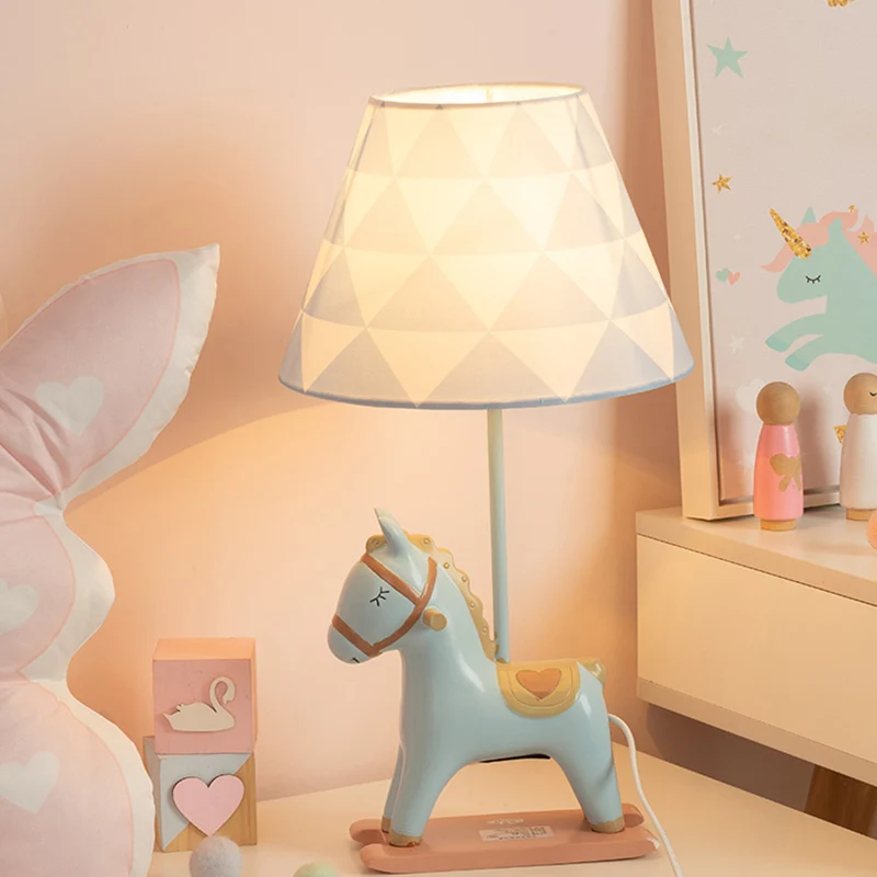 Nachtkastjelamp kinderstijl, hars, slaapkamertafellamp met één lamp en taps toelopende stoffen kap Clearhalo