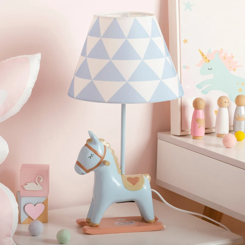 Nachtkastjelamp kinderstijl, hars, slaapkamertafellamp met één lamp en taps toelopende stoffen kap Clearhalo
