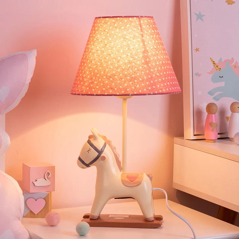 Nachtkastjelamp kinderstijl, hars, slaapkamertafellamp met één lamp en taps toelopende stoffen kap Clearhalo