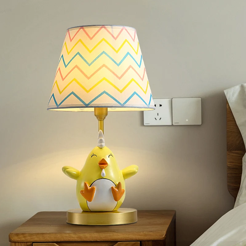 Nachtkastjelamp met cartoon kip, hars nachtkastje met één lamp en taps toelopende stoffen kap Clearhalo