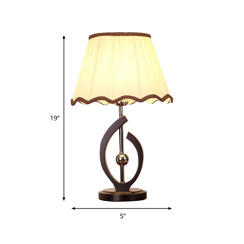 Nachtkastjelamp met enkele lamp, traditioneel geschulpte rand, taps geplooide stoffen tafellamp beige met gebogen lijnbasi...