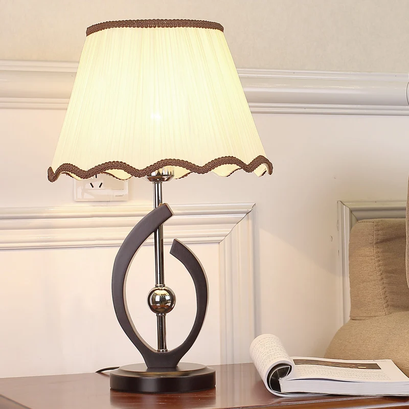 Nachtkastjelamp met enkele lamp, traditioneel geschulpte rand, taps geplooide stoffen tafellamp beige met gebogen lijnbasi...