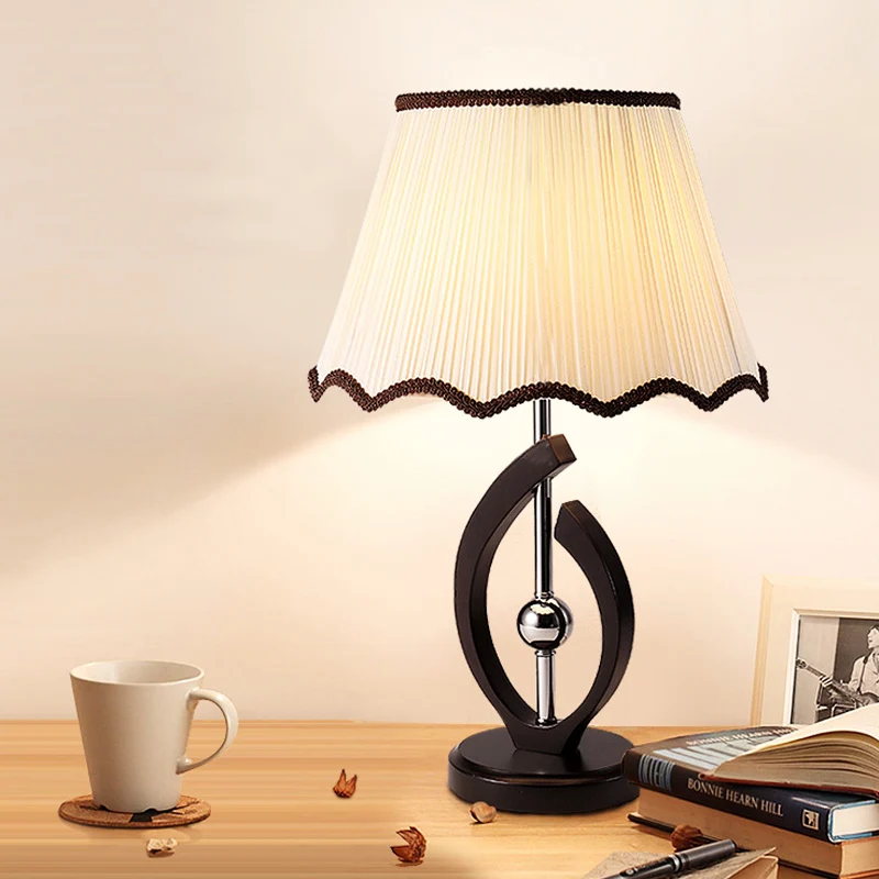 Nachtkastjelamp met enkele lamp, traditioneel geschulpte rand, taps geplooide stoffen tafellamp beige met gebogen lijnbasi...
