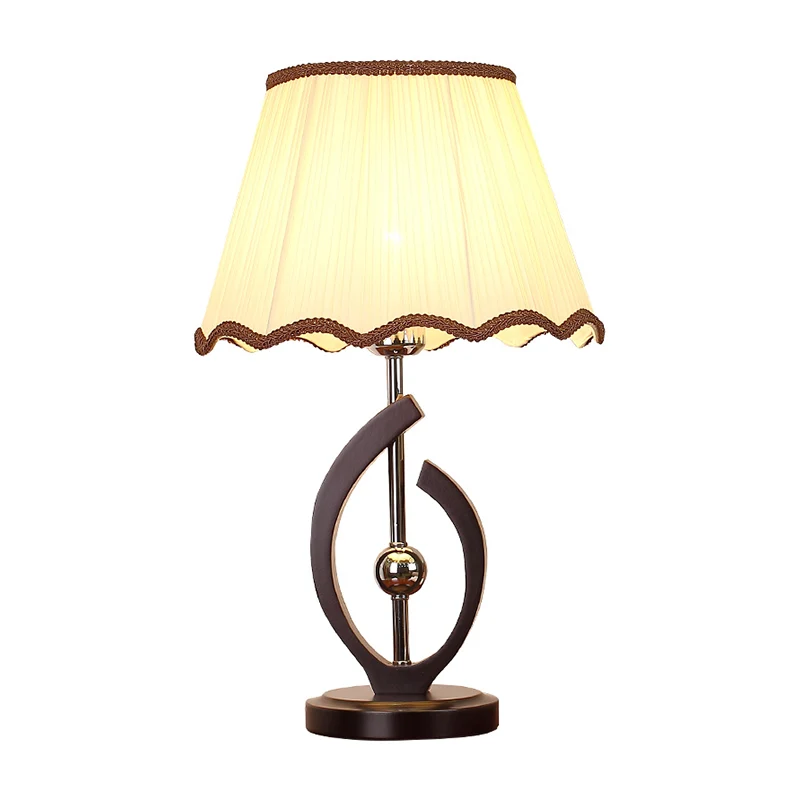 Nachtkastjelamp met enkele lamp, traditioneel geschulpte rand, taps geplooide stoffen tafellamp beige met gebogen lijnbasi...