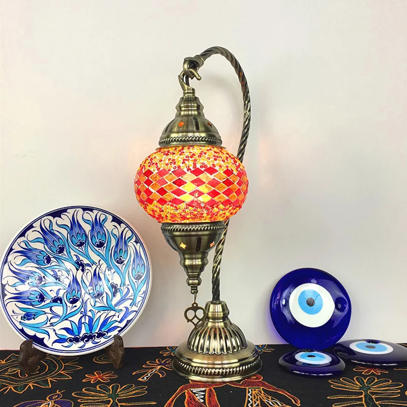 Nachtkastjelamp met 1 lamp, traditie, metalen taakverlichting messing met rode/lichtblauwe/oranjegele glazen kap Clearhalo