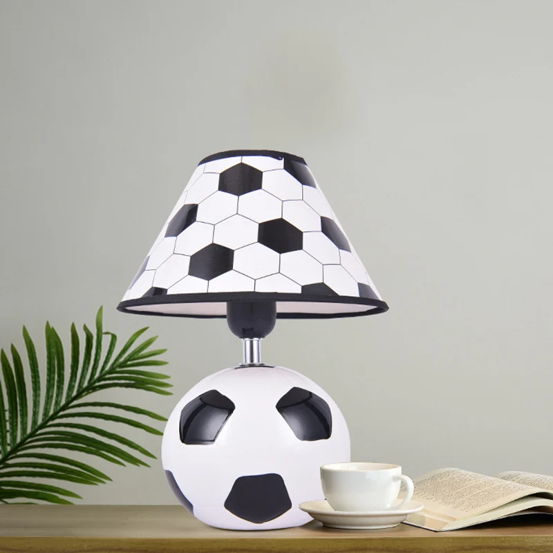 Nachttafellamp van voetbalachtig keramiek Cartoon 1-kops witte en zwarte nachtlamp met conische plastic kap Clearhalo