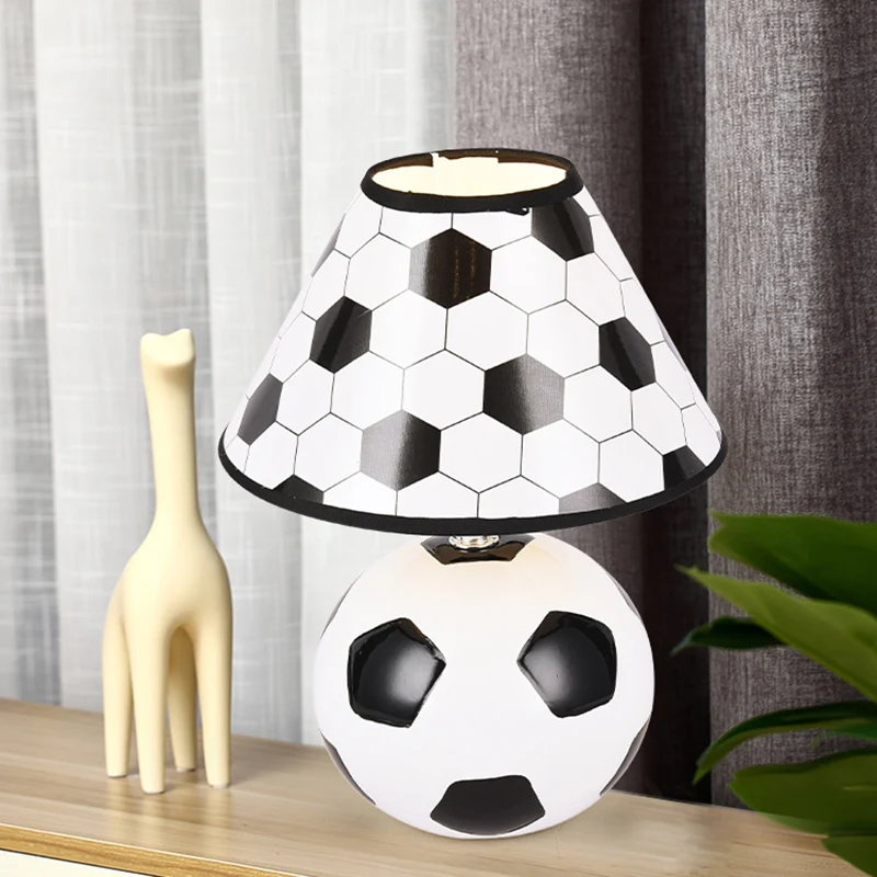 Nachttafellamp van voetbalachtig keramiek Cartoon 1-kops witte en zwarte nachtlamp met conische plastic kap Clearhalo