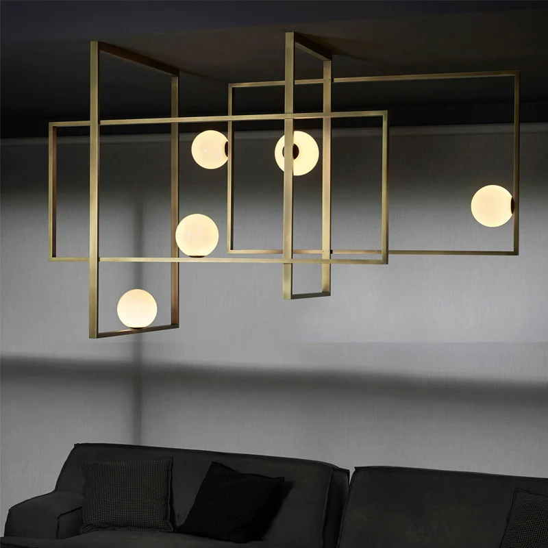 Nieuwigheid postmoderne 5-koppige semi-inbouwlamp goud elkaar grijpende rechthoek dicht bij plafondlamp met bol witte glaz...