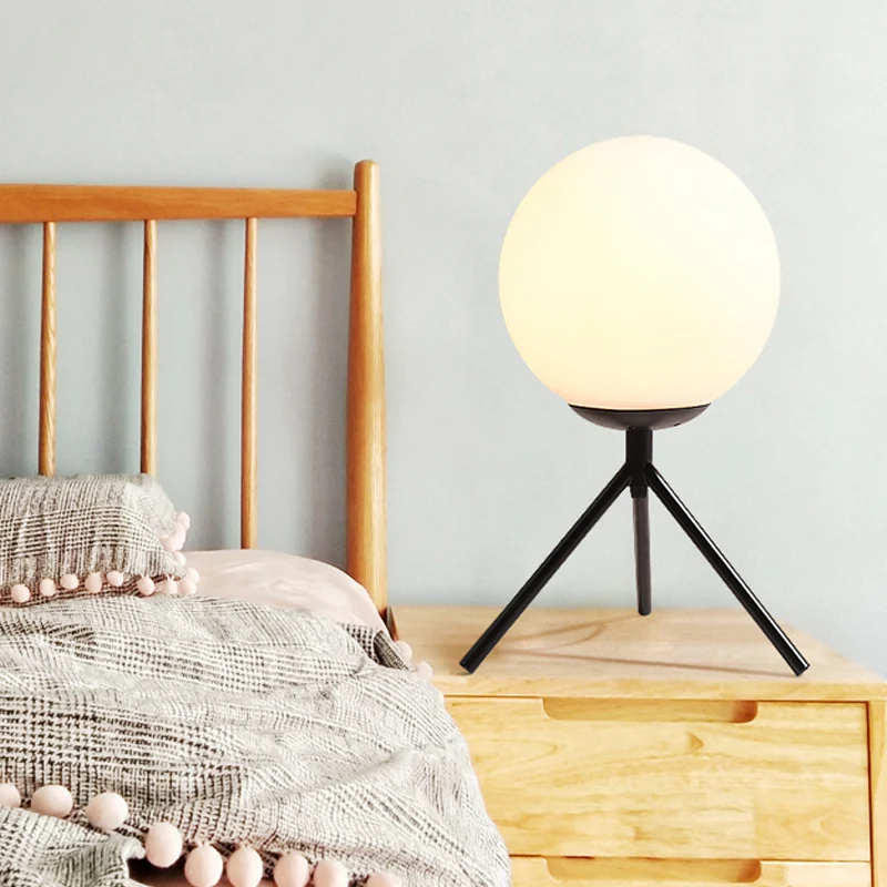 Opaal glazen bol bureaulamp modern 1-lamps nachttafellamp goud/zwart met metalen statief Clearhalo