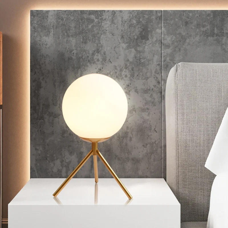 Opaal glazen bol bureaulamp modern 1-lamps nachttafellamp goud/zwart met metalen statief Clearhalo