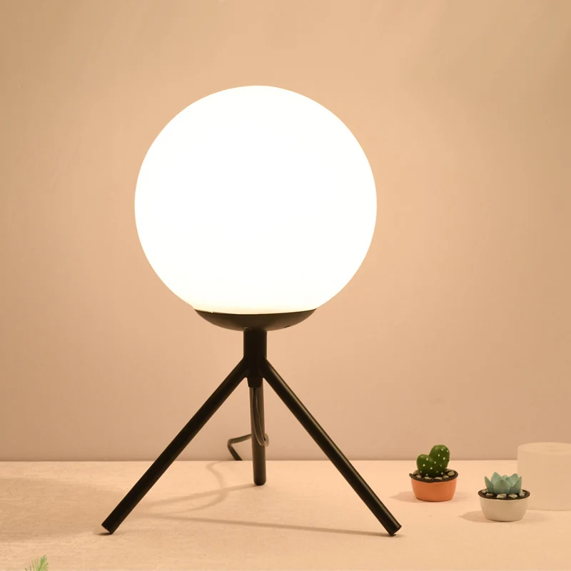 Opaal glazen bol bureaulamp modern 1-lamps nachttafellamp goud/zwart met metalen statief Clearhalo
