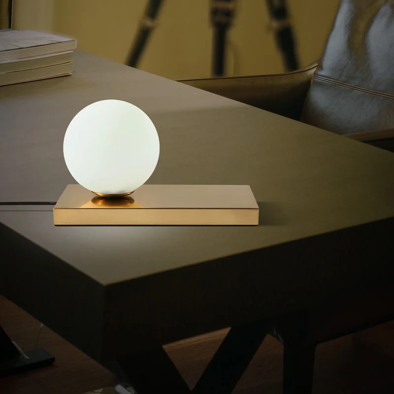 Opaalglas Global Tafellamp Modernisme Stijlvolle 1-lichts tafelverlichting met rechthoekige metalen voet goud Clearhalo