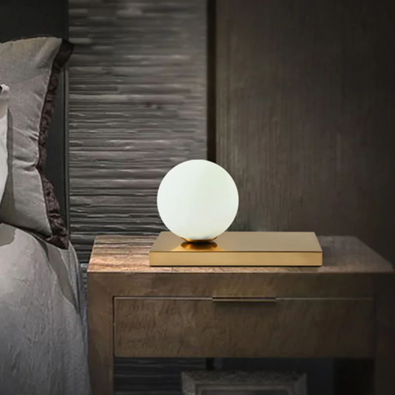 Opaalglas Global Tafellamp Modernisme Stijlvolle 1-lichts tafelverlichting met rechthoekige metalen voet goud Clearhalo