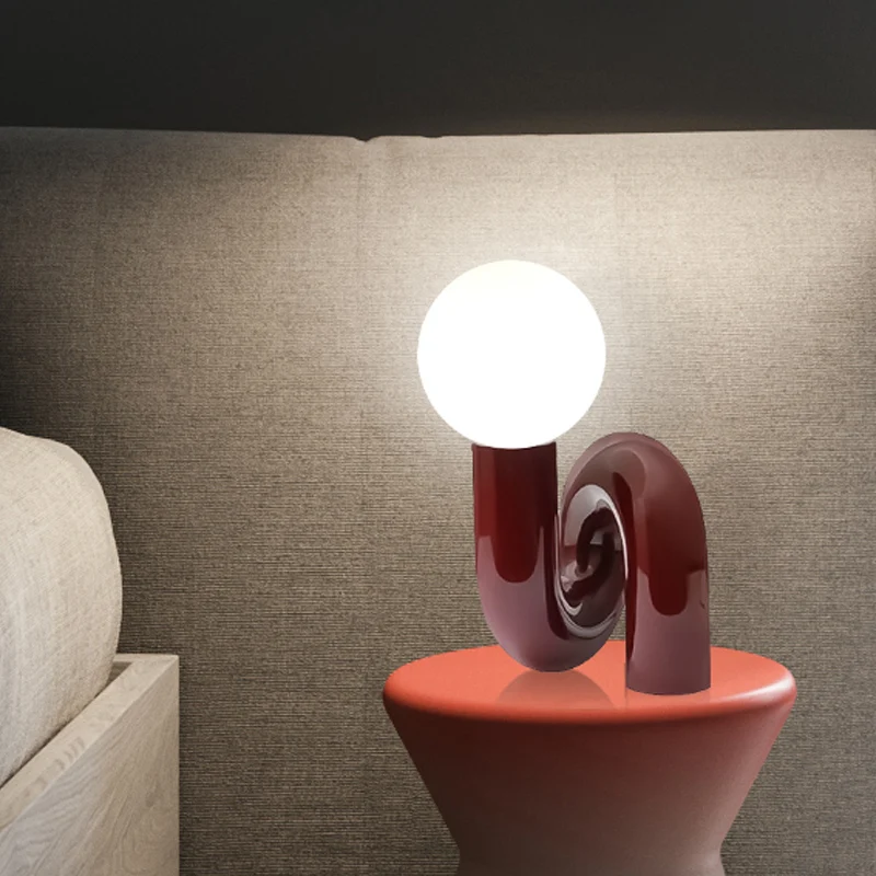 Orb Melkachtige glazen tafelverlichting Eenvoudige nieuwigheid 1 kop Rood nachtkastje met gedraaide voet Clearhalo