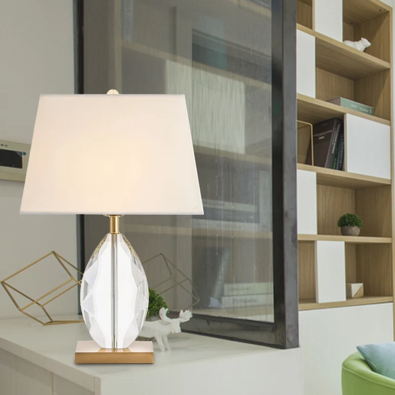 Ovale tafellamp met enkele lamp Traditionele witte kristallen nachtlamp met trapeziumvormige stoffen kap Clearhalo