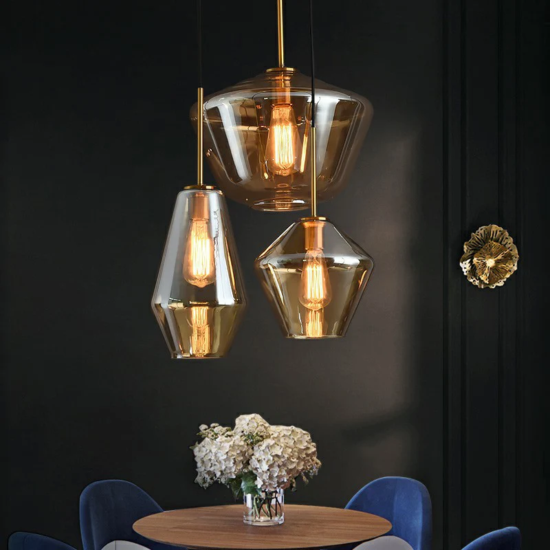 Postmoderne clusterhangende messing geometrische plafondophanglamp met 3 lampen en glazen kap Clearhalo