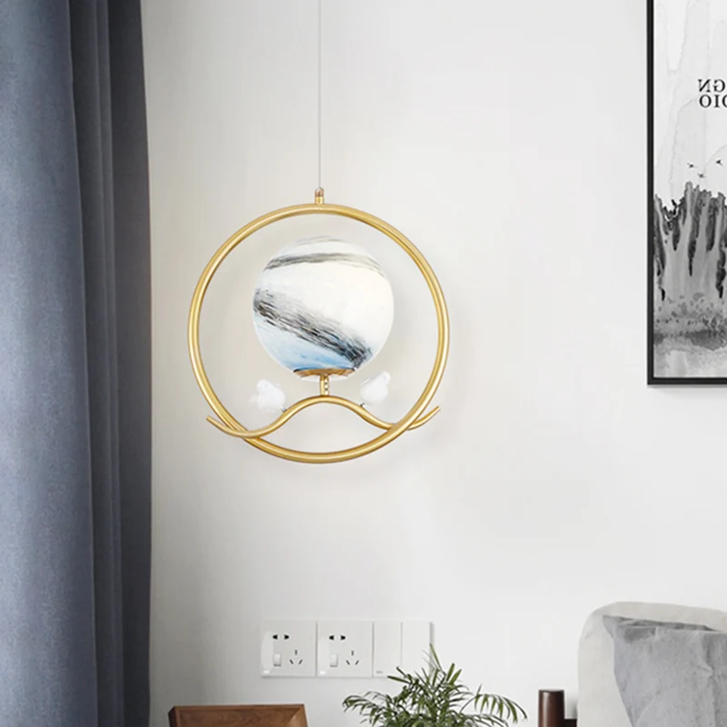 Postmoderne ringhanger metallic 1-lichts woonkamerhanglamp goud met planeetglazen kap en vogeldeco Clearhalo