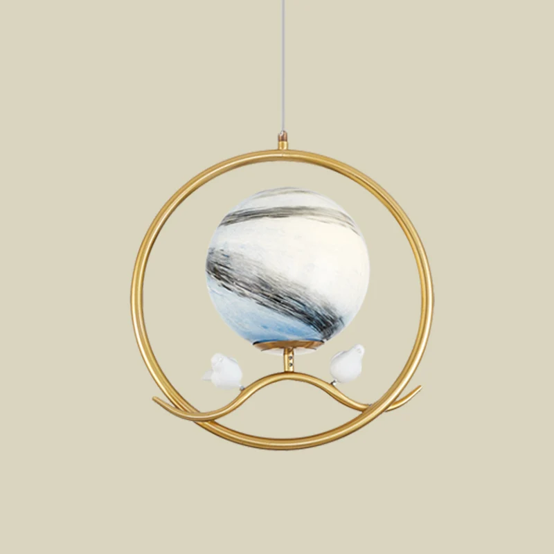 Postmoderne ringhanger metallic 1-lichts woonkamerhanglamp goud met planeetglazen kap en vogeldeco Clearhalo