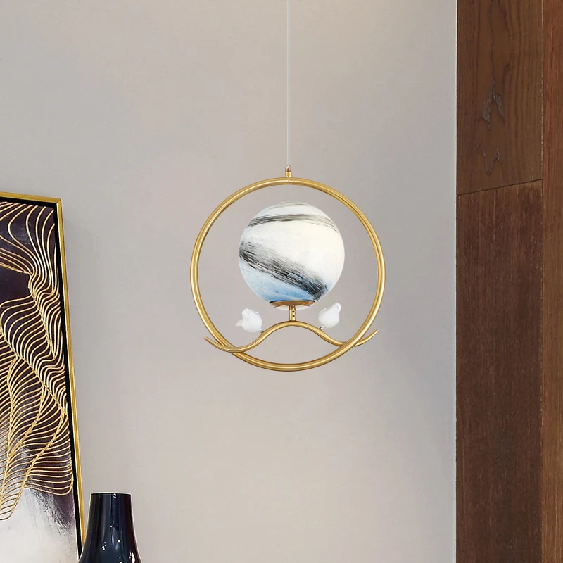 Postmoderne ringhanger metallic 1-lichts woonkamerhanglamp goud met planeetglazen kap en vogeldeco Clearhalo