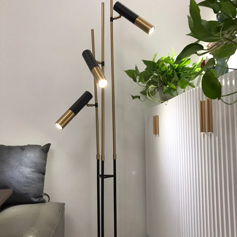 Postmoderne staande lamp, goud en zwart, buisvormige spot met 3 lampen en metalen kap Clearhalo