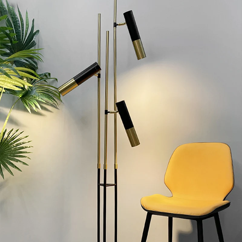 Postmoderne staande lamp, goud en zwart, buisvormige spot met 3 lampen en metalen kap Clearhalo