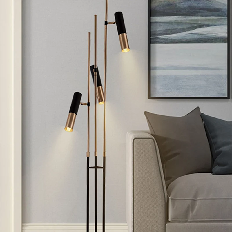 Postmoderne staande lamp, goud en zwart, buisvormige spot met 3 lampen en metalen kap Clearhalo