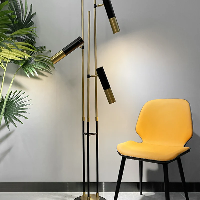 Postmoderne staande lamp, goud en zwart, buisvormige spot met 3 lampen en metalen kap Clearhalo