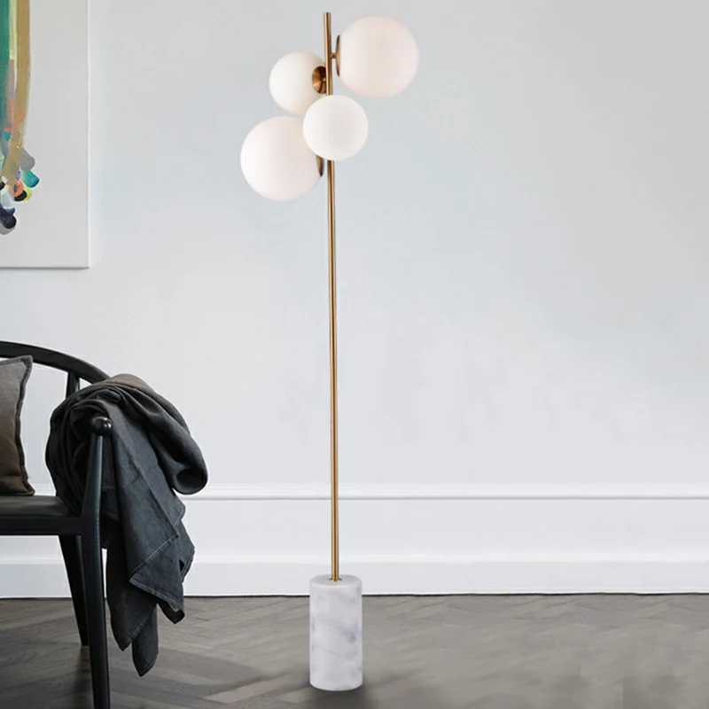 Postmoderne staande lamp met 4 koppen messing, bolvormige stand-uplamp met witte glazen kap voor woonkamer Clearhalo