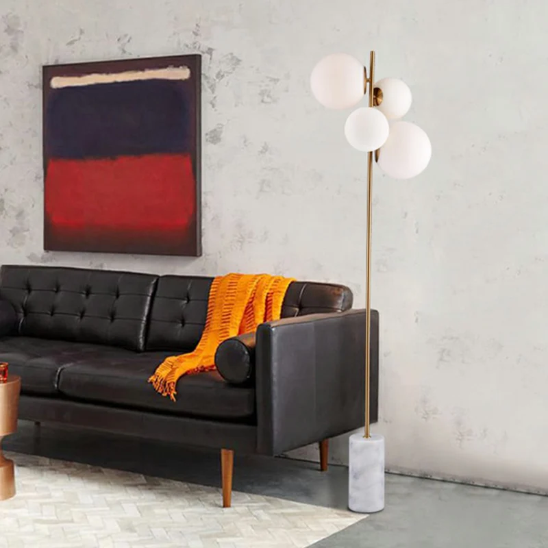 Postmoderne staande lamp met 4 koppen messing, bolvormige stand-uplamp met witte glazen kap voor woonkamer Clearhalo