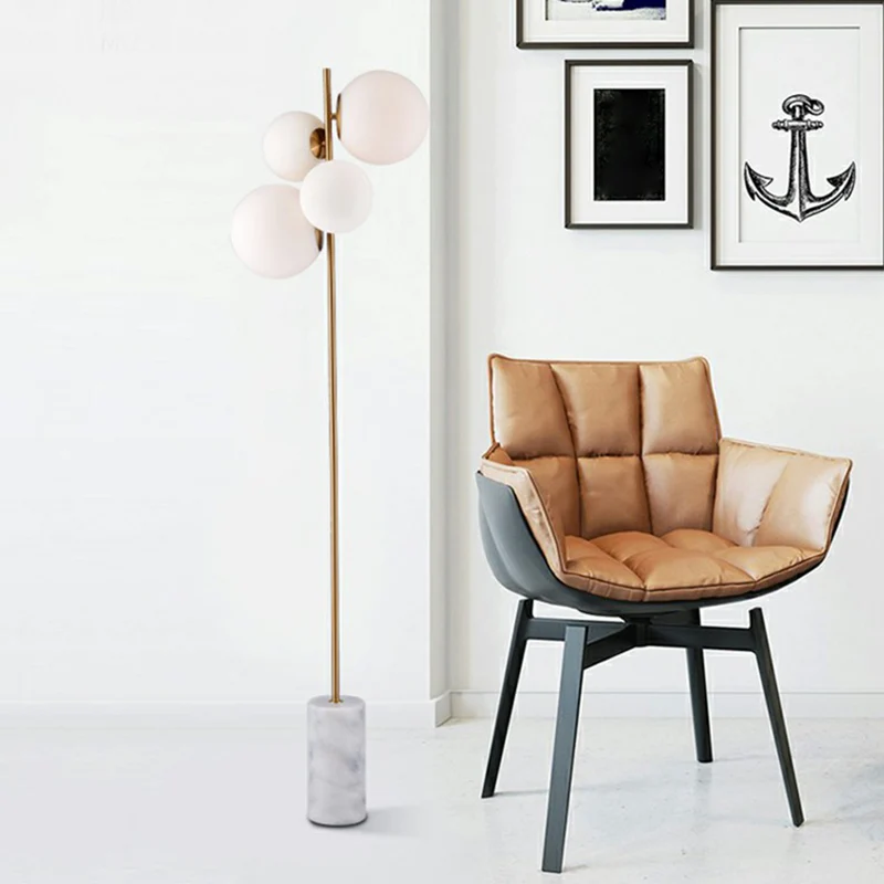 Postmoderne staande lamp met 4 koppen messing, bolvormige stand-uplamp met witte glazen kap voor woonkamer Clearhalo