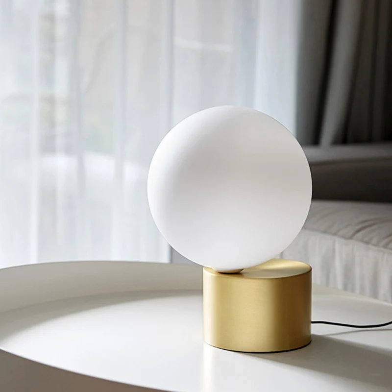 Postmoderne tafellamp met 1 kop, gouden bol, mini-nachtkastje met matwitte glazen kap Clearhalo