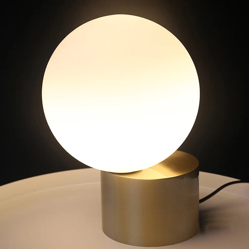 Postmoderne tafellamp met 1 kop, gouden bol, mini-nachtkastje met matwitte glazen kap Clearhalo