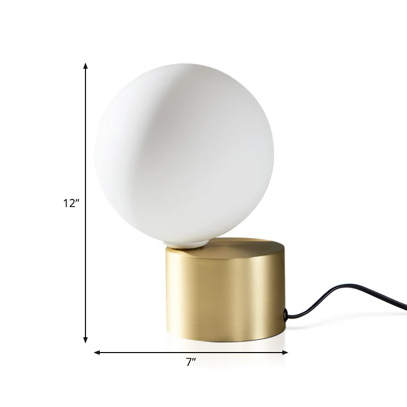 Postmoderne tafellamp met 1 kop, gouden bol, mini-nachtkastje met matwitte glazen kap Clearhalo