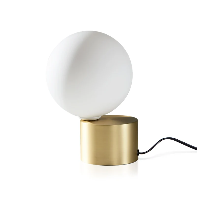 Postmoderne tafellamp met 1 kop, gouden bol, mini-nachtkastje met matwitte glazen kap Clearhalo