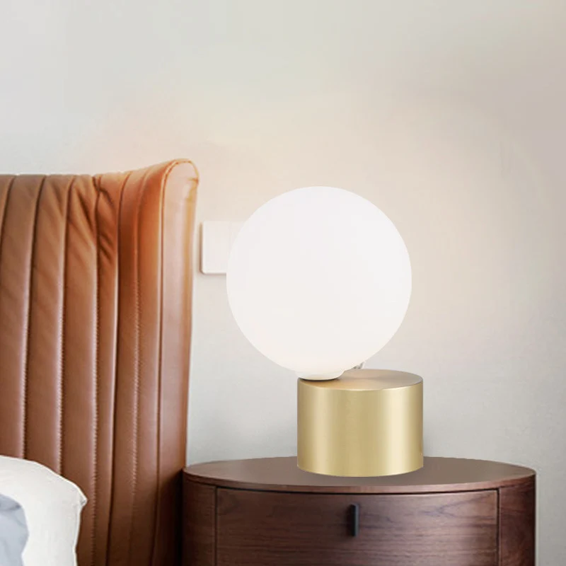 Postmoderne tafellamp met 1 kop, gouden bol, mini-nachtkastje met matwitte glazen kap Clearhalo