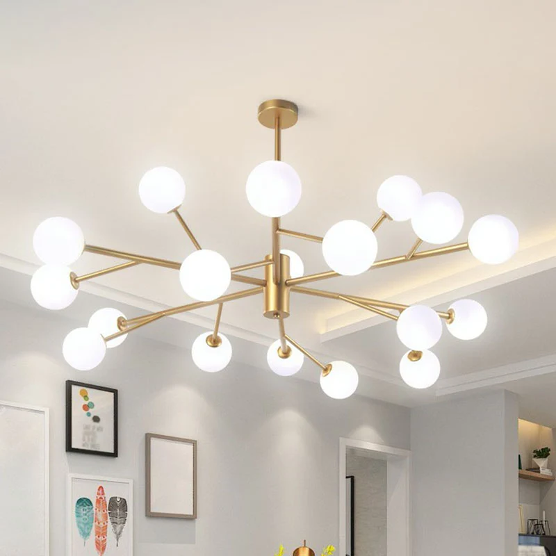 Postmodernistische gouden kroonluchter met metallic tak-led-hanglamp en lampenkap van opaalglas Clearhalo