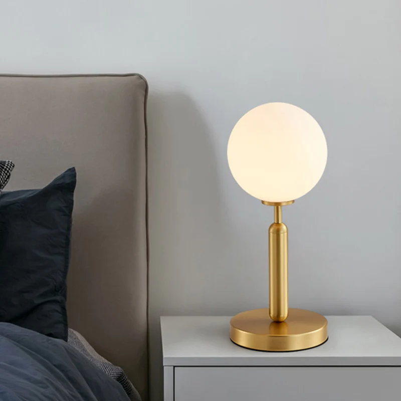 Recht nachtkastje licht postmodern metaal 1-lamp messing tafellamp met bolvormige witte glazen kap Clearhalo