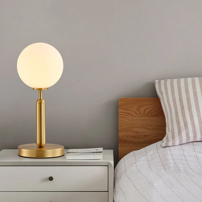 Recht nachtkastje licht postmodern metaal 1-lamp messing tafellamp met bolvormige witte glazen kap Clearhalo