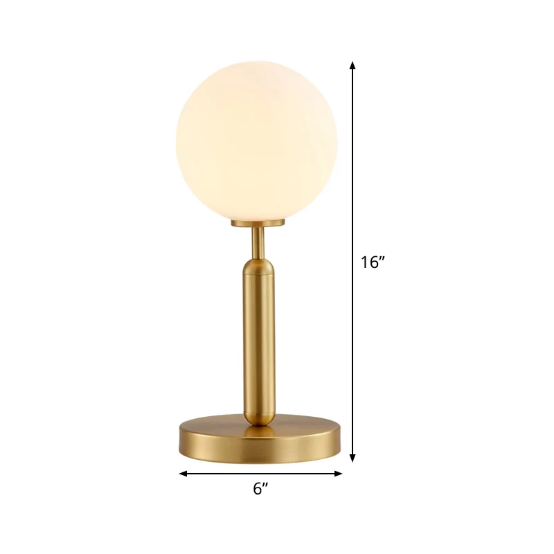 Recht nachtkastje licht postmodern metaal 1-lamp messing tafellamp met bolvormige witte glazen kap Clearhalo