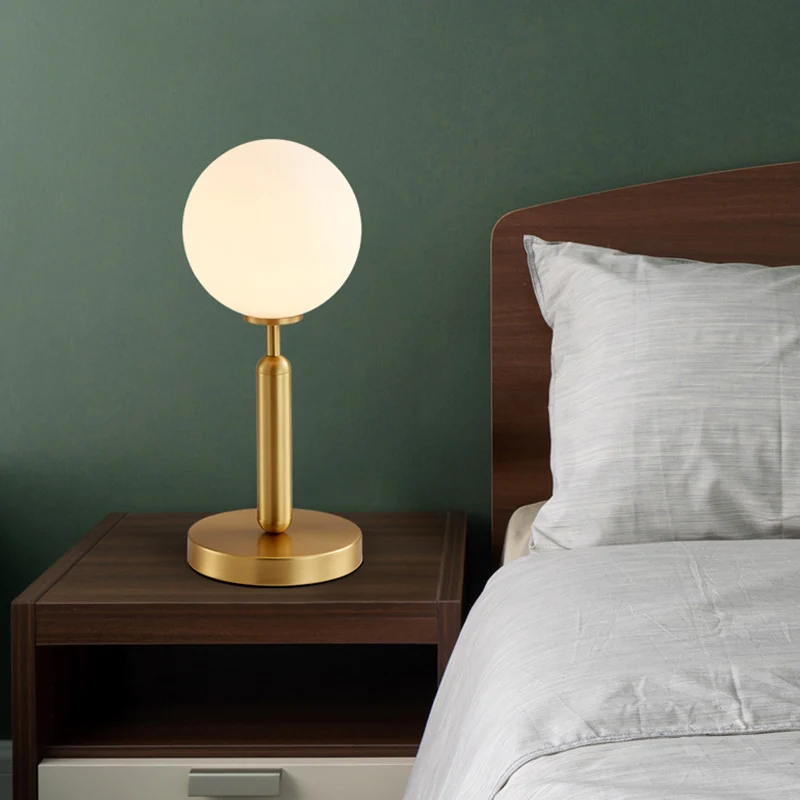 Recht nachtkastje licht postmodern metaal 1-lamp messing tafellamp met bolvormige witte glazen kap Clearhalo