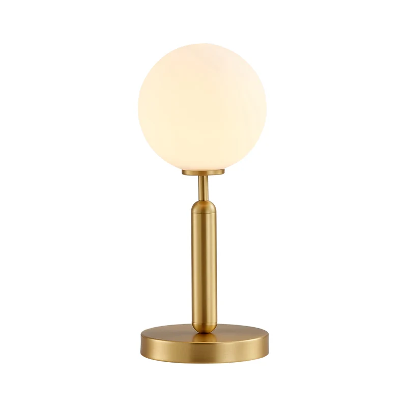 Recht nachtkastje licht postmodern metaal 1-lamp messing tafellamp met bolvormige witte glazen kap Clearhalo